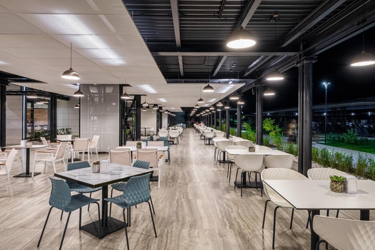 Voya Beach Resort Sveti Vlas Buitenkant foto The interior of the station