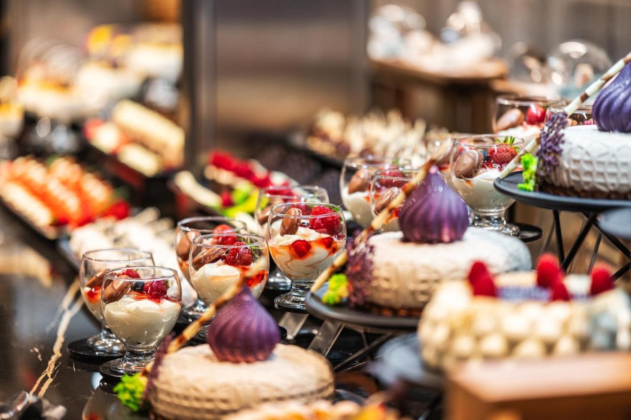 Voya Beach Resort Sveti Vlas Buitenkant foto A dessert buffet