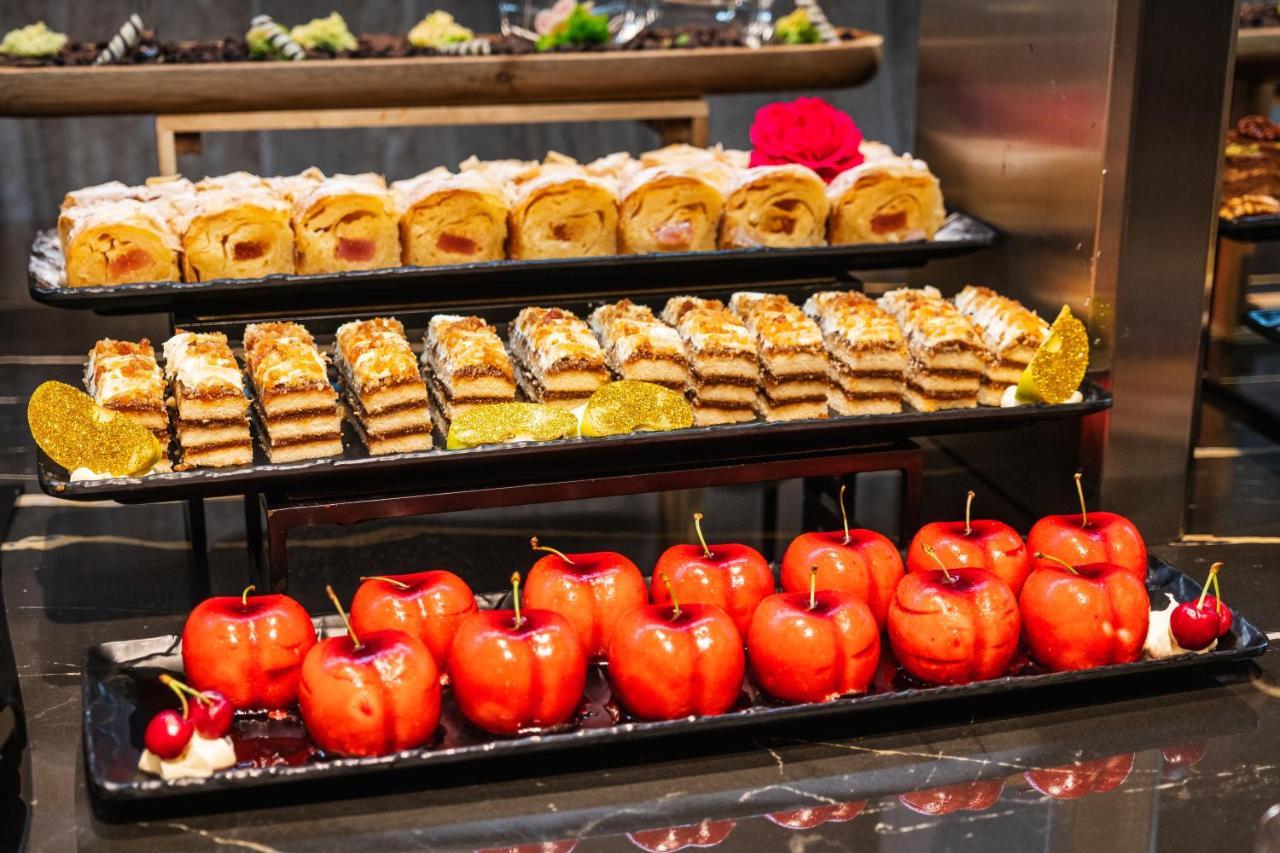 Voya Beach Resort Sveti Vlas Buitenkant foto A dessert buffet